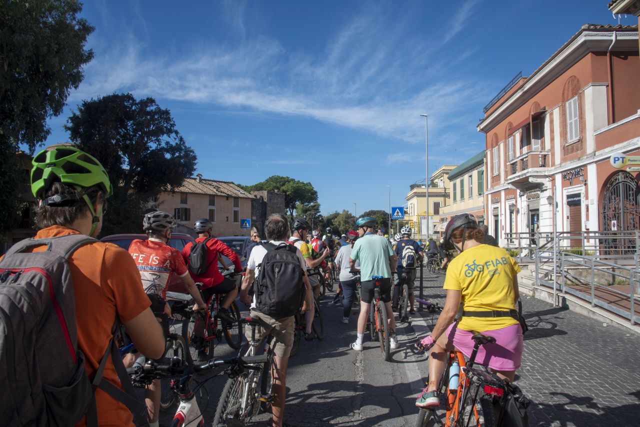 Pedala, che Enea ti guarda (e magari sorride)